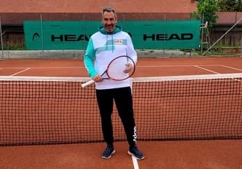 Andreas „Androsch“ Huber auf dem Tennisplatz